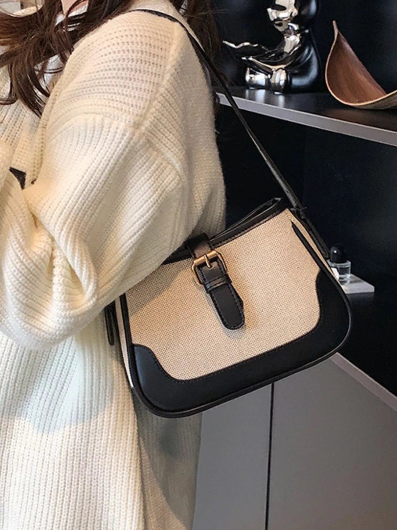 Contrast Buckle Shoulder Bag Secondary image