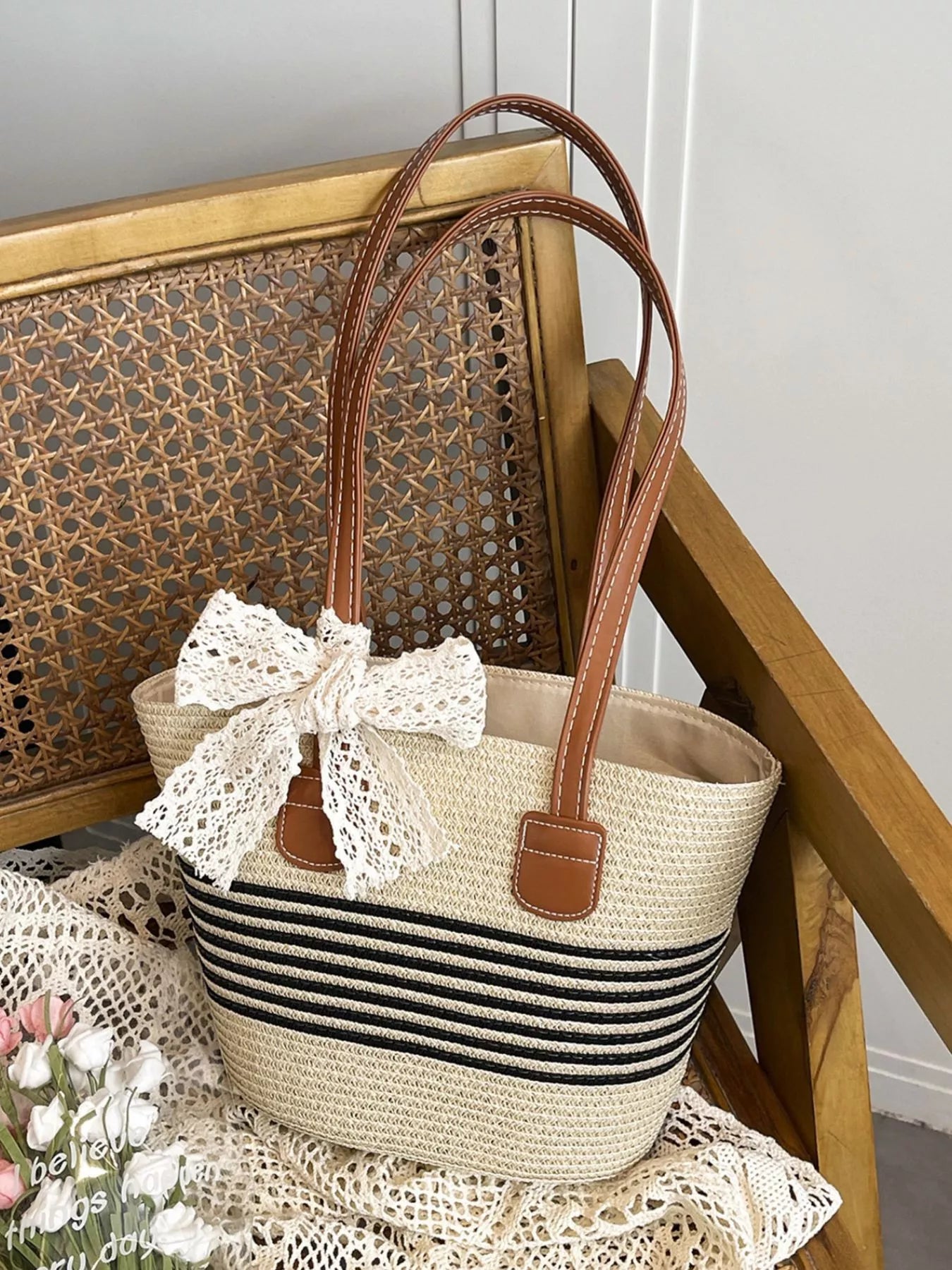 Straw Shoulder Bag with Lace Bow Secondary image
