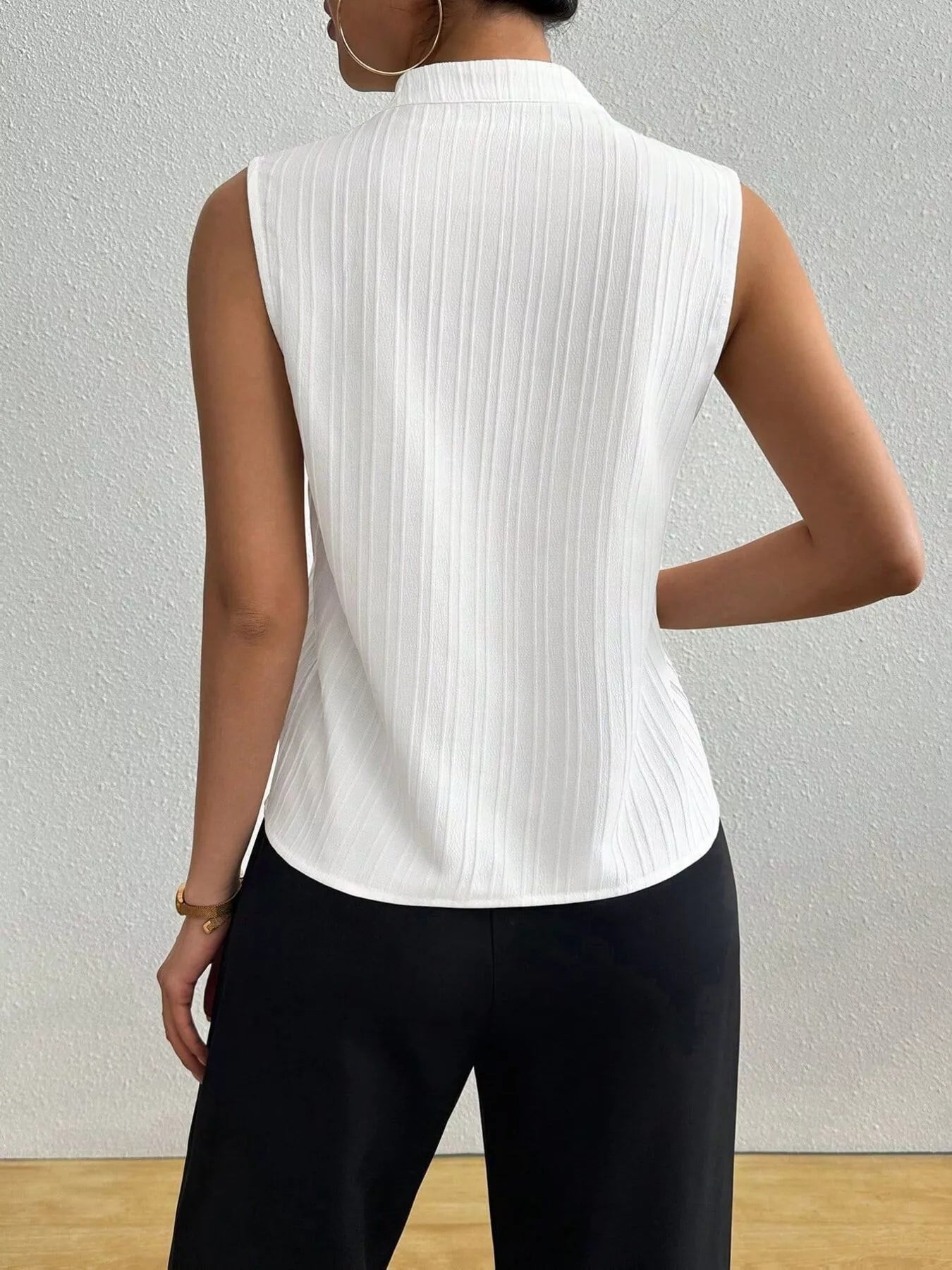 Texture Notched Sleeveless Top Secondary image