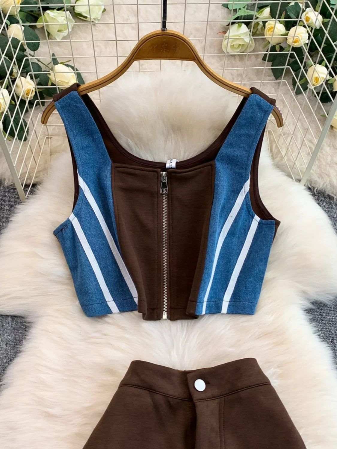 Zip Front Contrast Tank and Side Striped Pants Set Secondary image