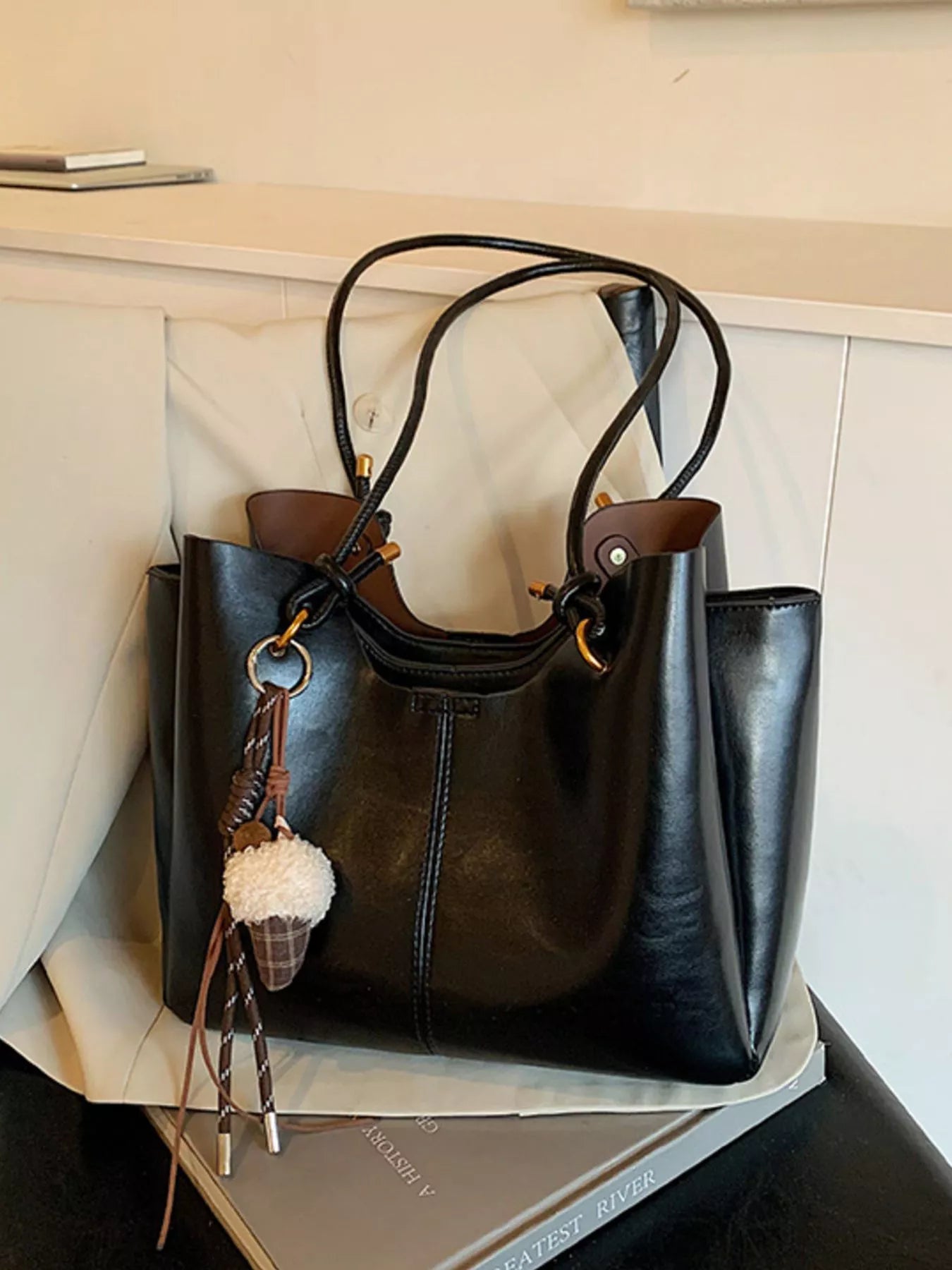 Large Capacity Shoulder Bag Secondary image