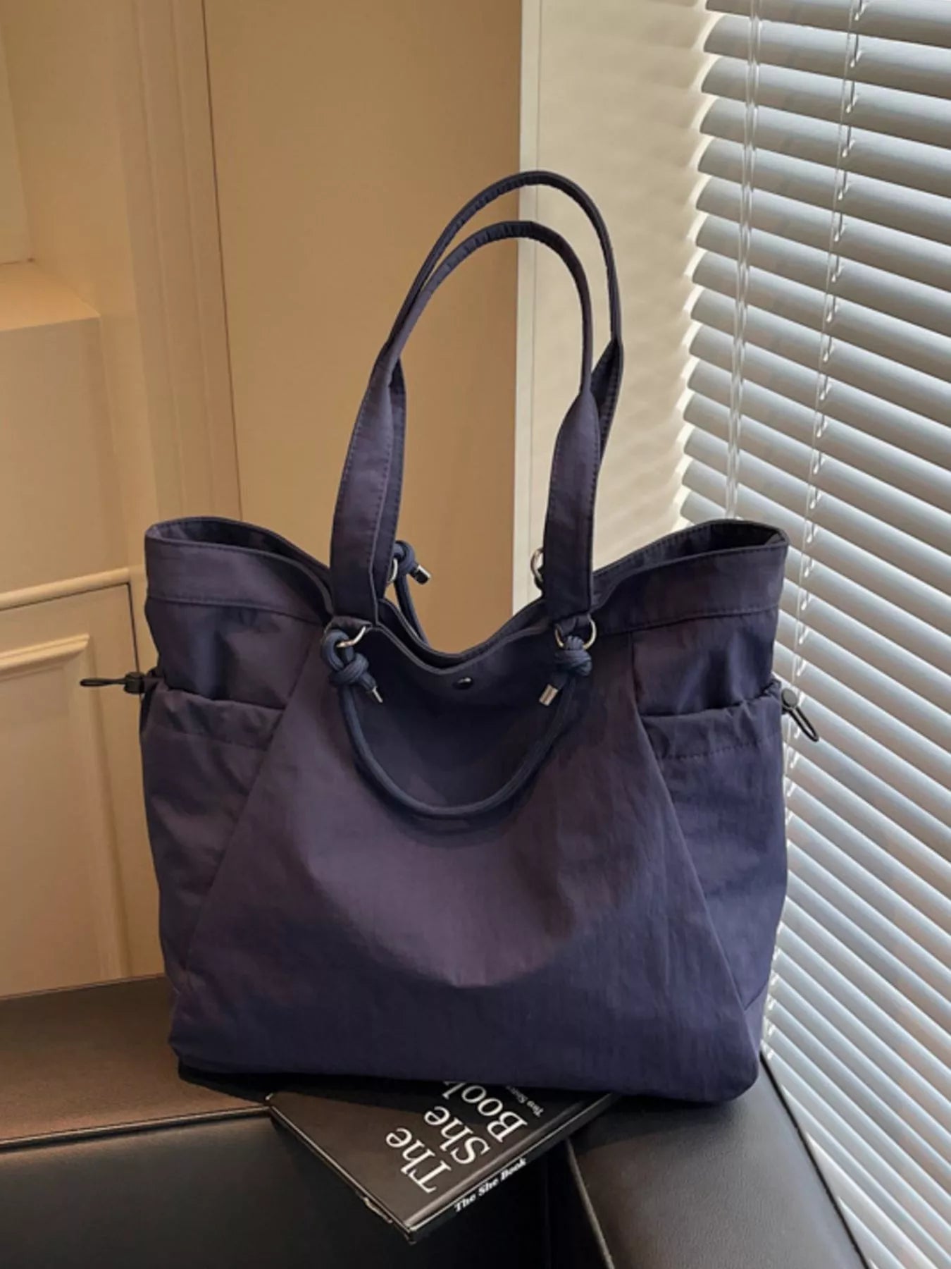 Nylon Lightweight Large Capacity Shoulder Bag Secondary image