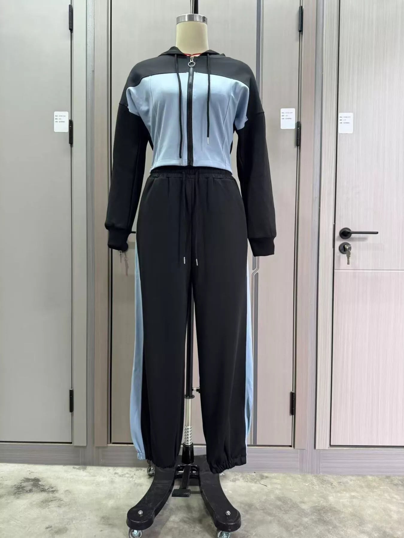 Color-Block Zip-Up Crop Hoodie and Joggers Set Secondary image