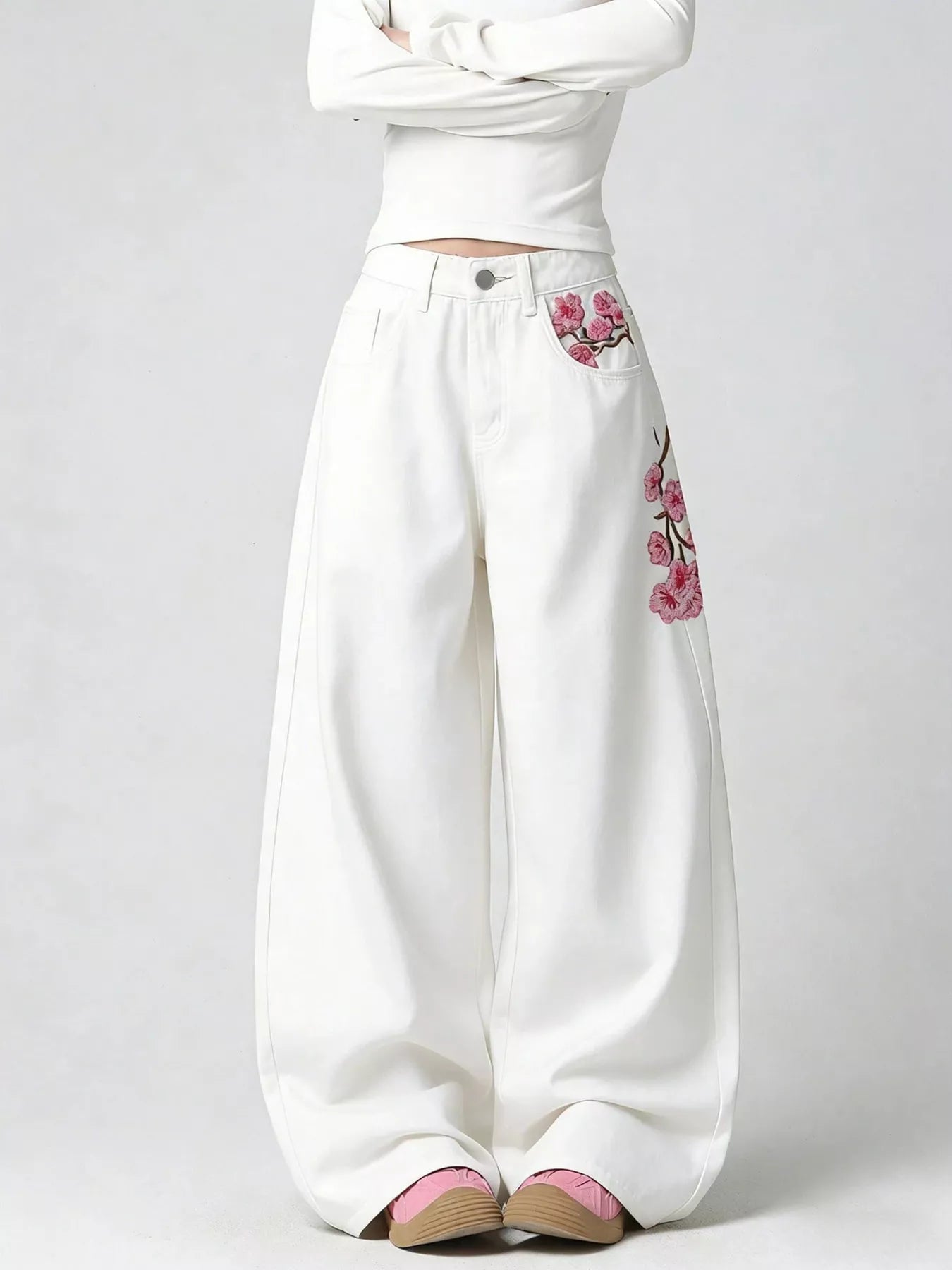 Embroidered Wide-Leg Jeans Secondary image