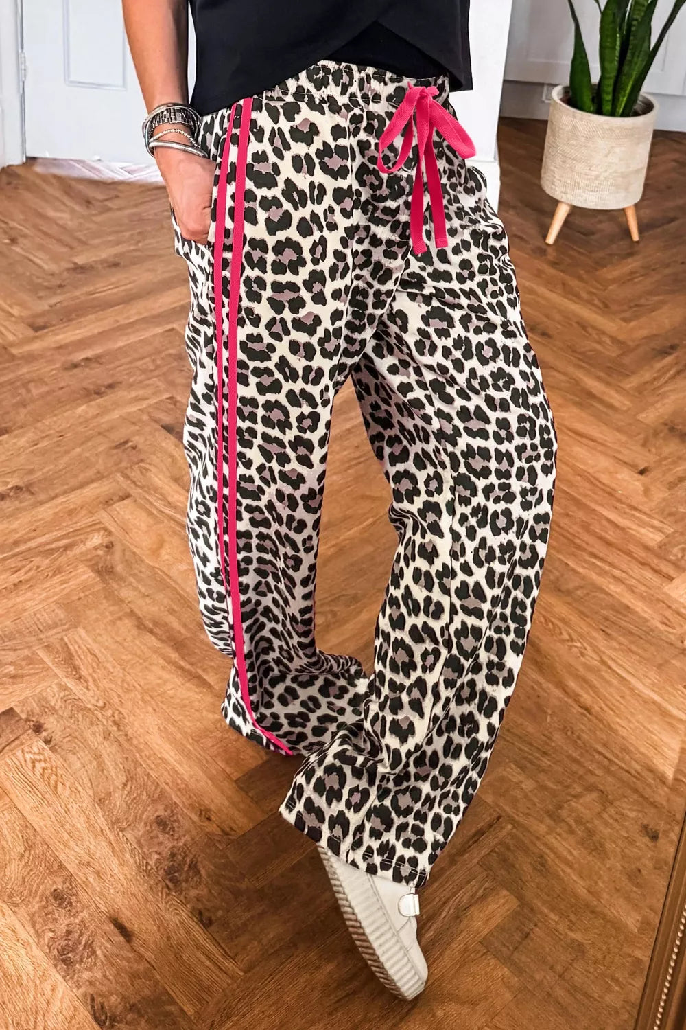 e Leopard Print Drawstring Waist Regular Fit Casual Pants Secondary image