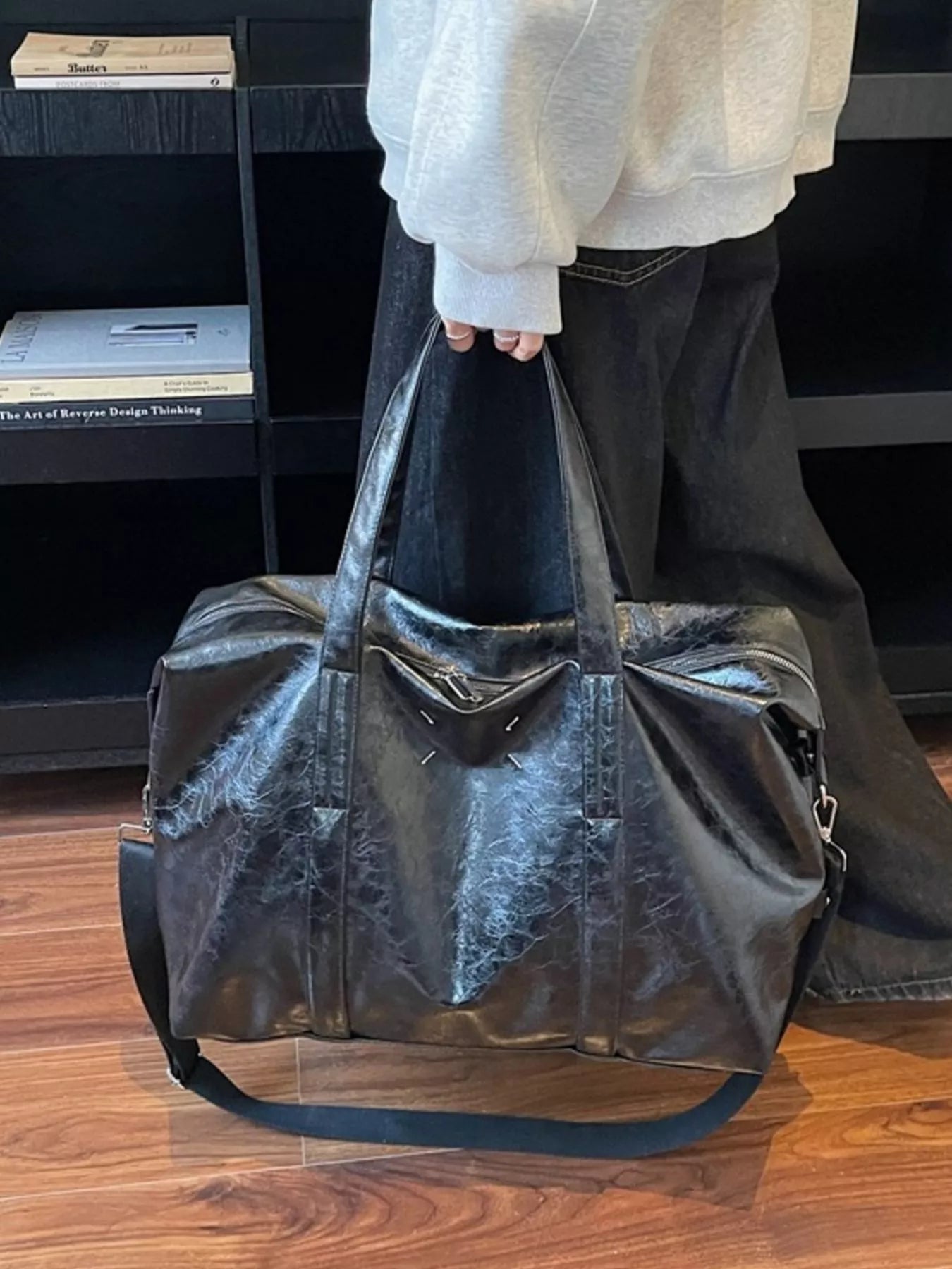 Vintage Style Leather Travel Bag Secondary image