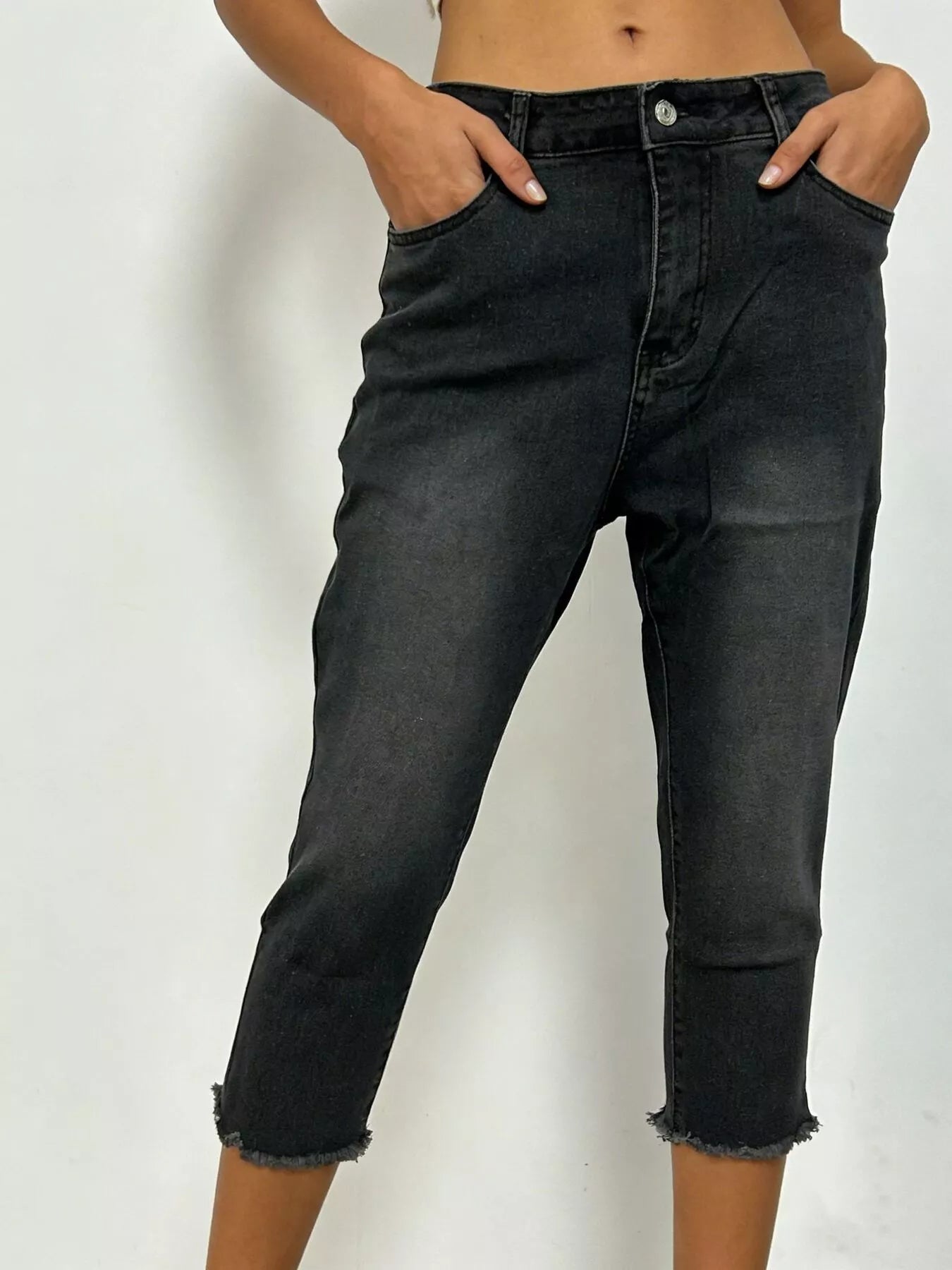 Raw Hem Capris Jeans Secondary image