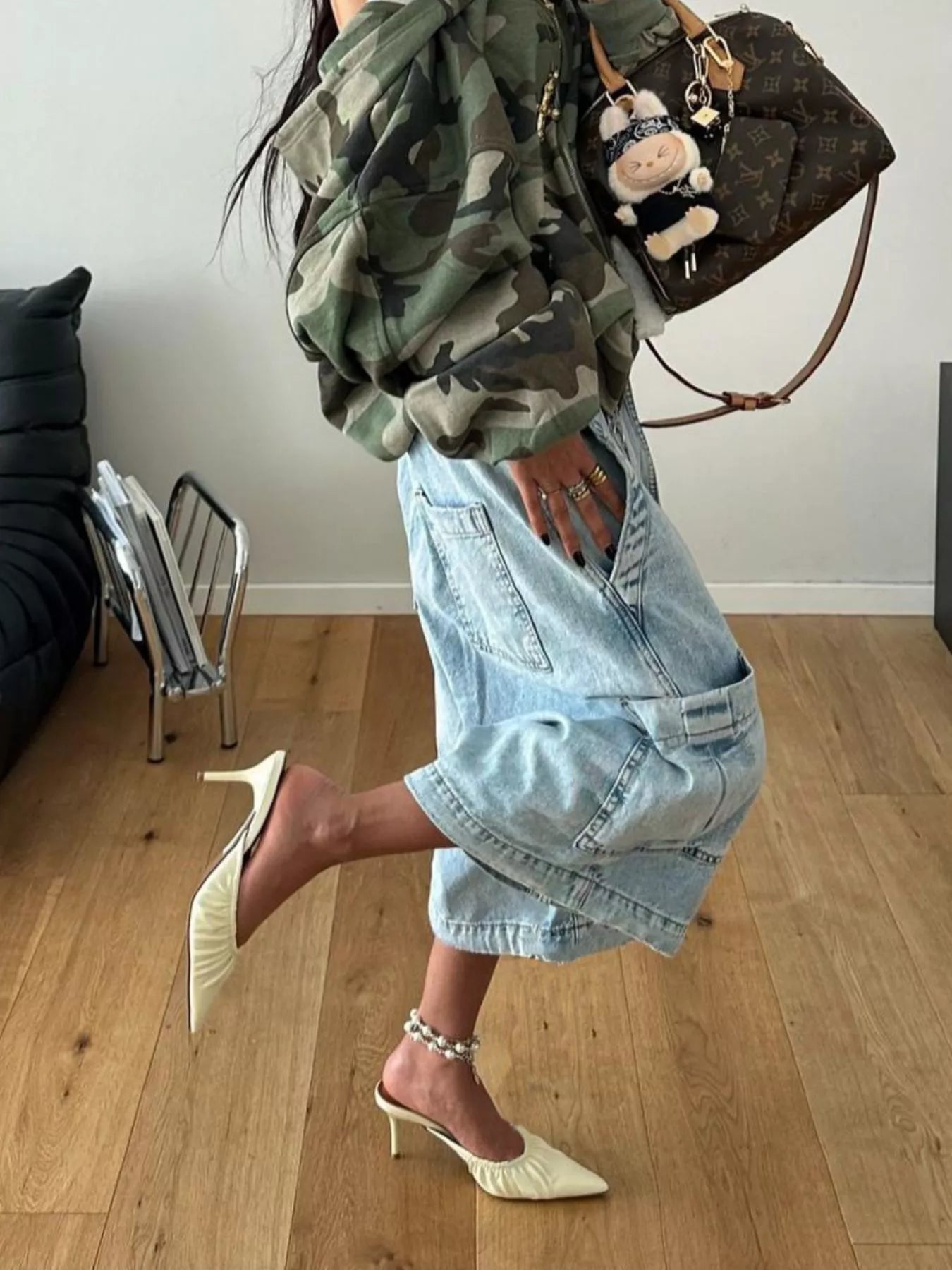 Washed Multi‑Pocket Cargo Loose Fit Capri Jeans Secondary image
