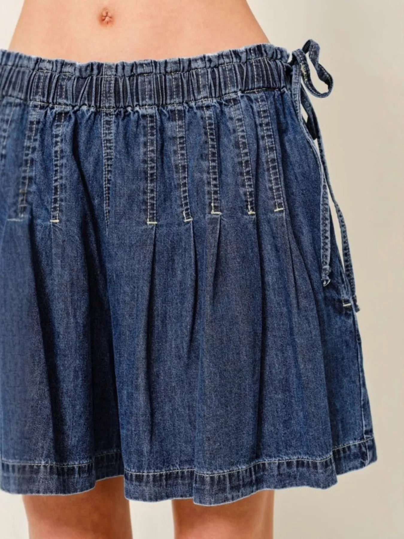 Pleated Elastic Waist Denim Shorts Secondary image