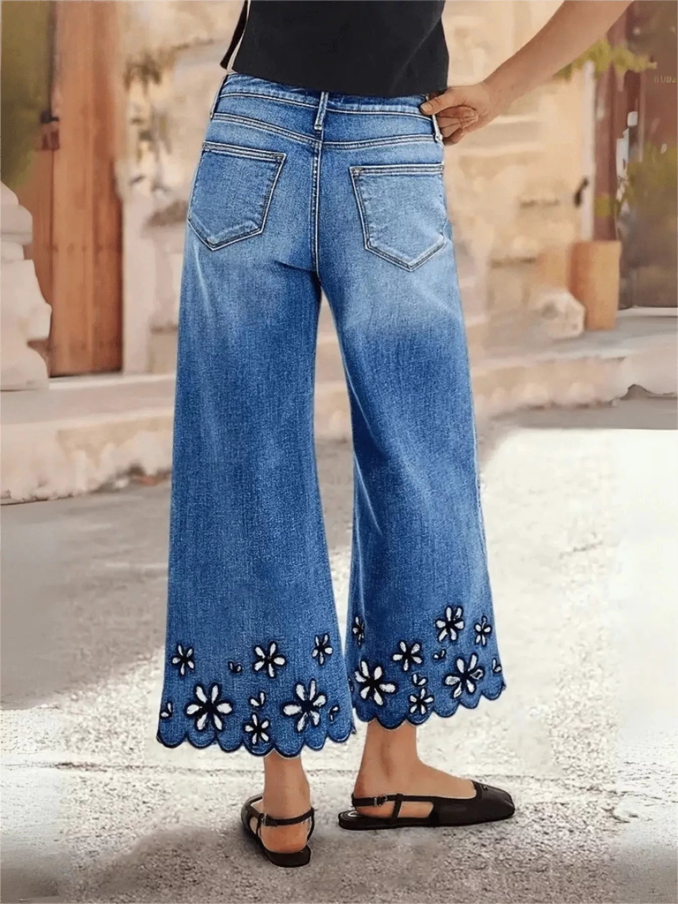 Embroidered Wide-Leg Cropped Jeans Secondary image